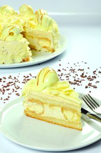 637196275004592471beyaz-profiterollu-pasta.jpg